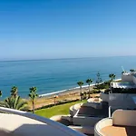 Beachfront Penthouse - El Mirador De Bermuda Apartment