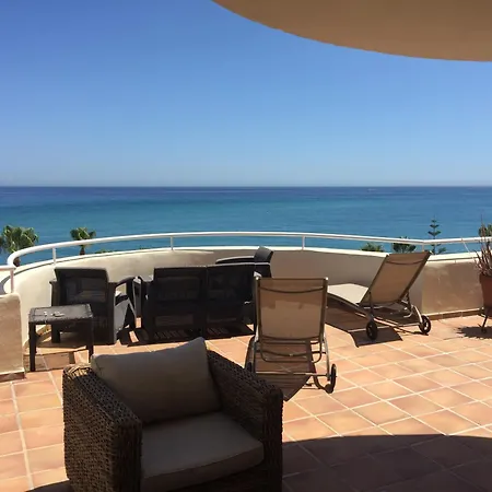 Beachfront Penthouse - El Mirador De Bermuda Beach 에스테포나
